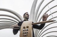 El músic Javier Díez amb l’instrument musical anomenat theremin.